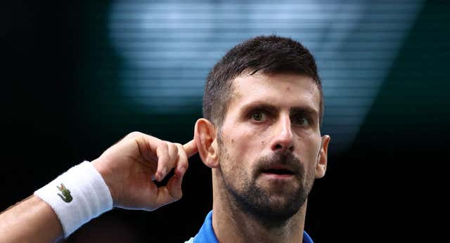 Ni los abucheos ni «Baby Federer» impiden los 40 Principales de Novak Djokovic