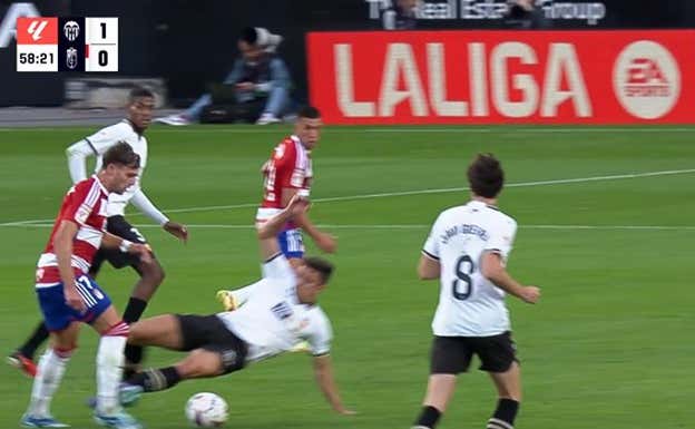 Entrada de Gabriel Paulista a Lucas Boyé durante el Valencia - Granada. DAZN