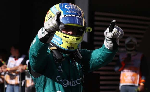 Fernando Alonso celebra su podio en el GP de Sao Paulo.  Reuters