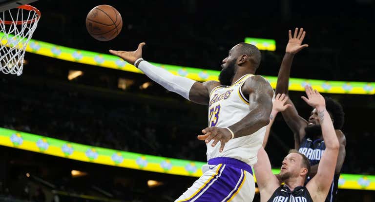 Lebron James entra a canasta.