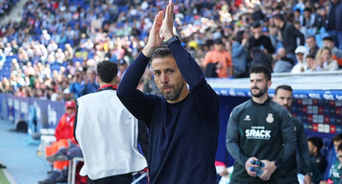 Luis García saluda a la afición del Espanyol después de un partido. /AFP