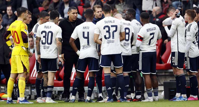 Maduro da instrucciones a los futbolista del Ajax.
