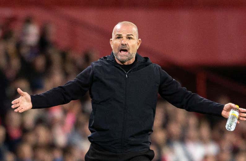 Paco López se calienta con el árbitro y se enzarza con un periodista