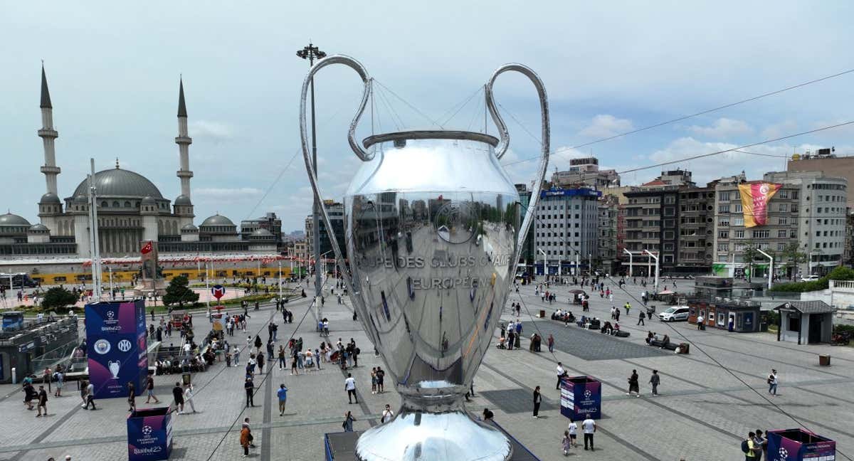 El trofeo de la Champions League gigante en una fan zone.