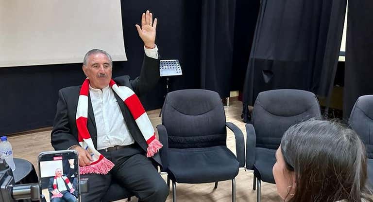 Rubén Ayala atendió a Relevo antes del homenaje que le rindió la Asociación 'Los 50', en el Centro Dotacional Integrado Arganzuela.