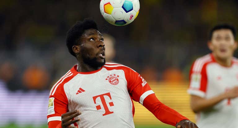 Alphonso Davies durante un partido con el Bayern de Múnich.