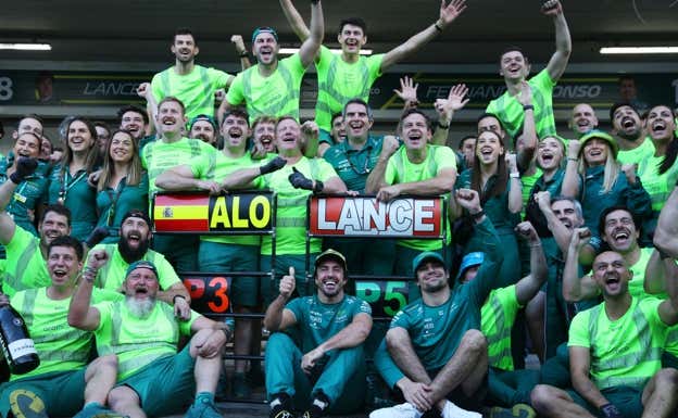 Fernando Alonso y Lance Stroll celebran con Aston Martin el resultado del GP de Sao Paulo 2023.  Aston Martin F1