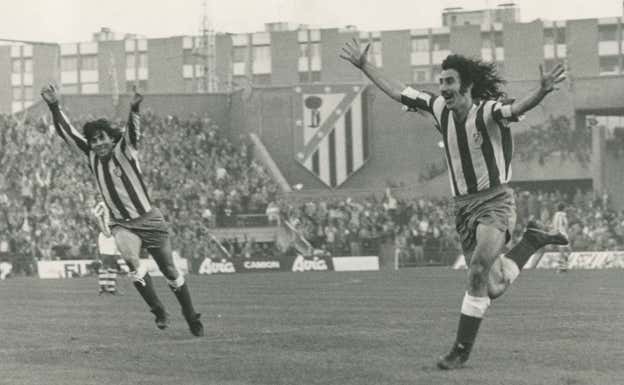 En la imagen, Ayala celebra el primer gol ante la Real Sociedad, el 28 de octubre de 1973, detrás Becerra.  ARCHIVO ABC