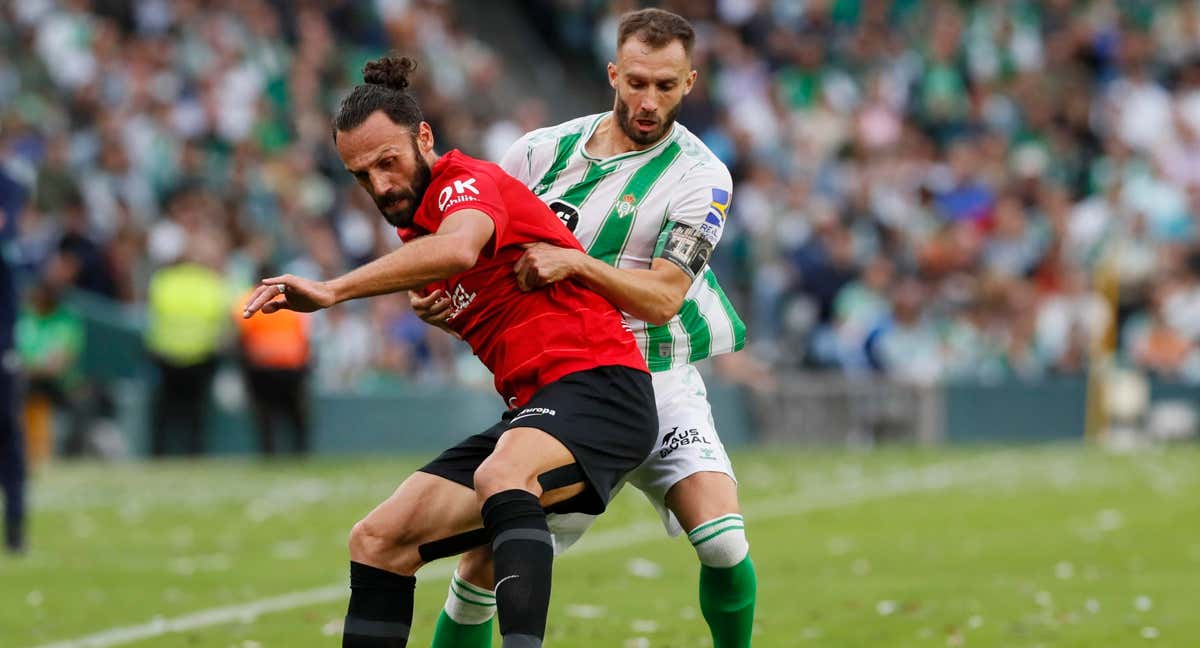 Muriqi, durante el partido entre el Betis y el Mallorca./EFE/José Manuel Vidal