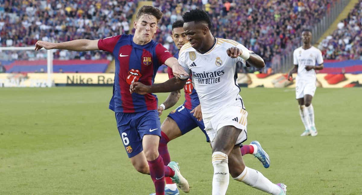 Gavi y Vinicius disputándose el balón en el Clásico de LaLiga./REUTERS/ALBERT GEA