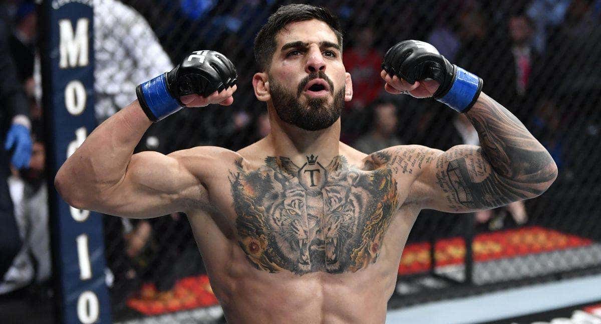 Imagen de Ilia Topuria durante un combate de UFC./