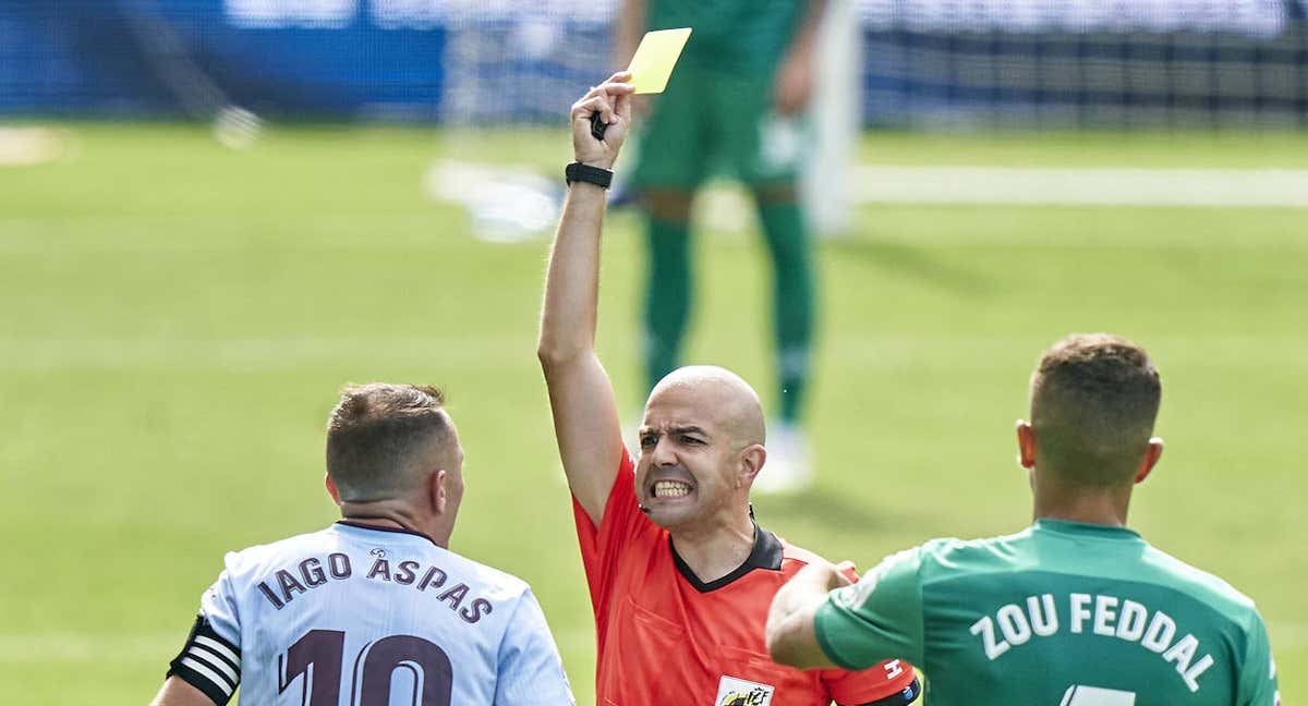 Iago Aspas recibe una tarjeta de González Fuertes. /Getty