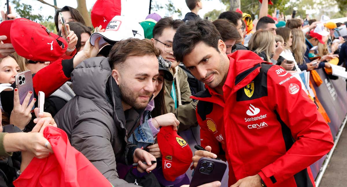 Carlos Sainz, junto a unos aficionados./Reuters