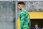 Esquivel abandona el partido de la Youth en ambulancia tras llevarse la mano al pecho