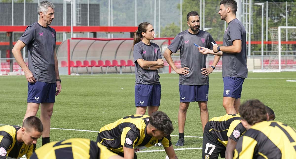 Iraia conversa con su cuerpo técnico durante un entrenamiento del Basconia. /ATHLETI CLUB