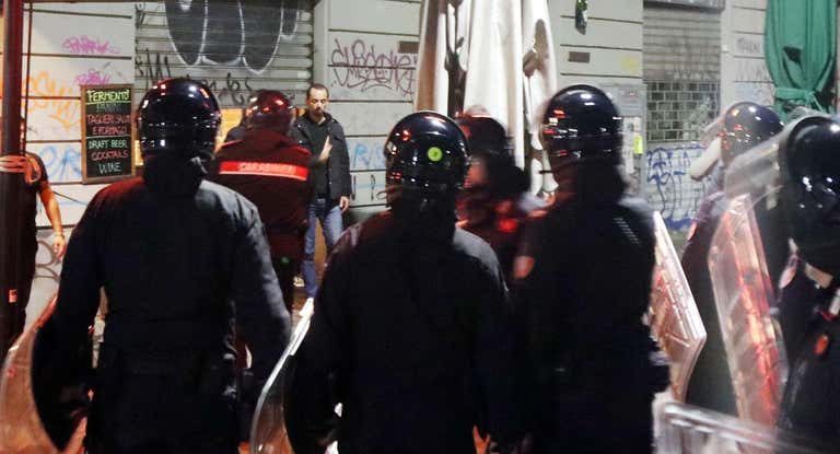La policía italiana interviene tras el enfrentamiento entre radicales del Milan y del PSG.
