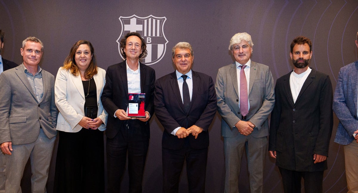 César Azcárate, a la derecha de Joan Laporta.