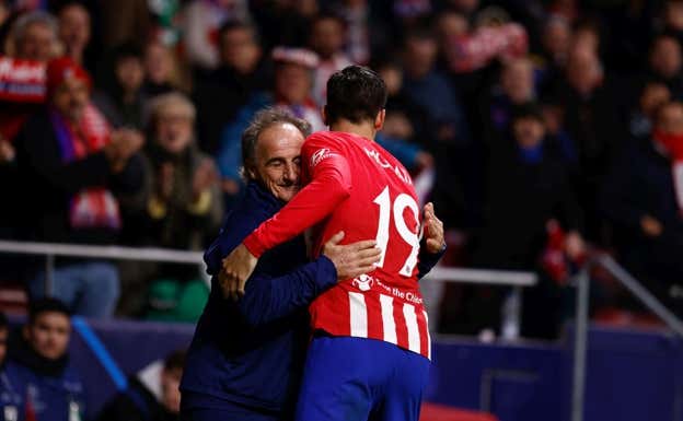 Abrazo de Morata con el 'Profe' Ortega tras uno de sus goles al Celtic. EP