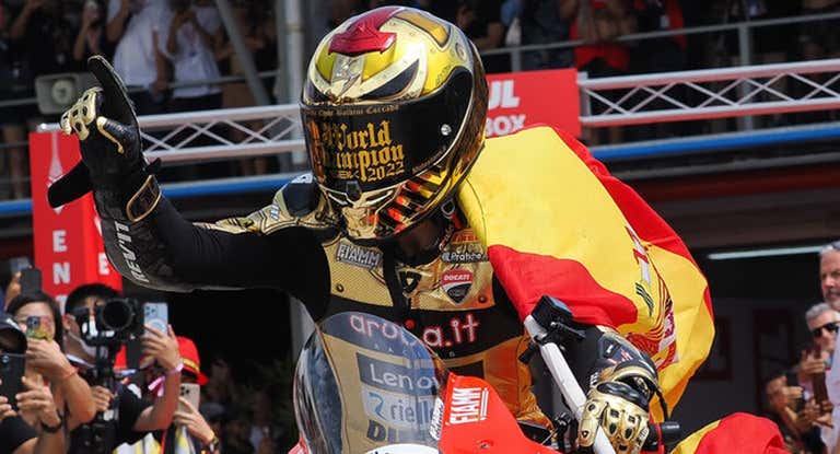 Álvaro Bautista, celebrando el Mundial de SBK 2022.