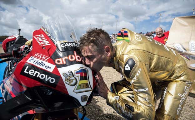 Álvaro Bautista celebra su segundo Mundial de Superbikes en Jerez.  Ducati