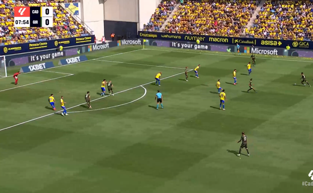 Aleix Garcia activando un pase en largo acostado en el perfil diestro.  WYSCOUT