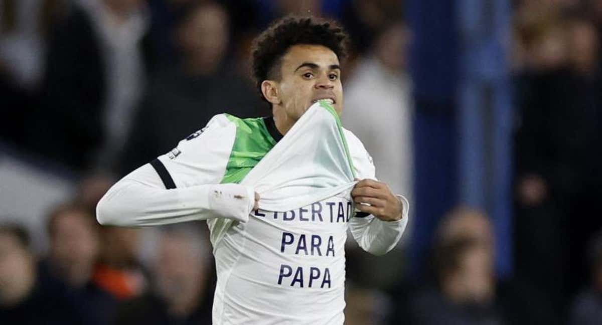 Luis Díaz, dedicándole un gol a su padre./Reuters