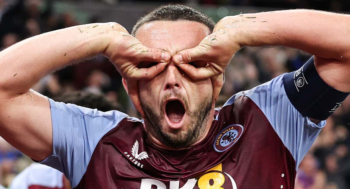 McGinn celebra un gol con los dedos haciendo unas gafas.