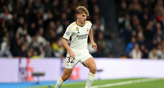 Nico Paz, la primera joya que sale de La Fábrica moldeada por Raúl y Arbeloa: «Se le notaba una calidad diferente»