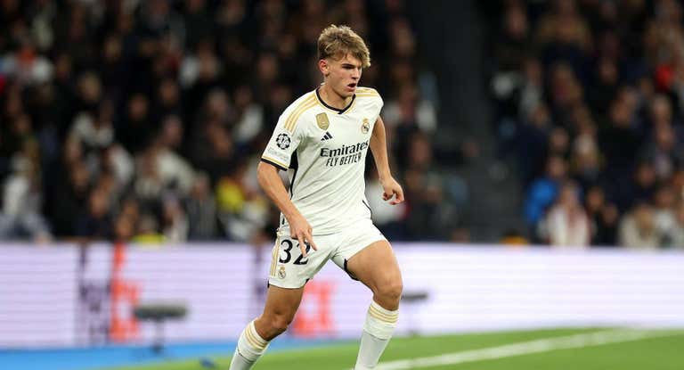 Nico Paz, durante su debut con el Real Madrid en Champions.