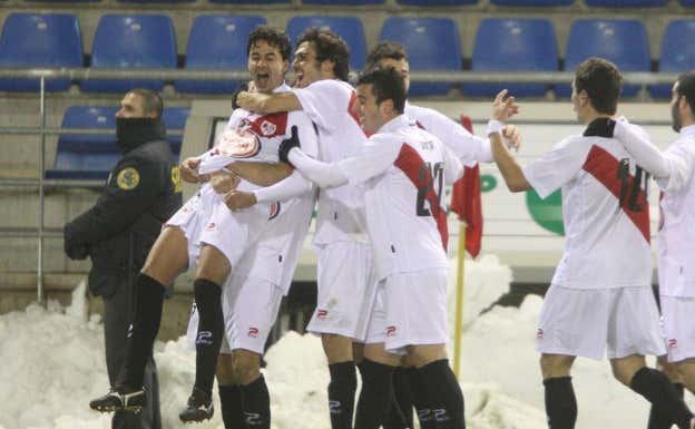 Míchel celebra un gol en la temporada 2011/2012 como jugador del Rayo Vallecano.  Julian Garcia