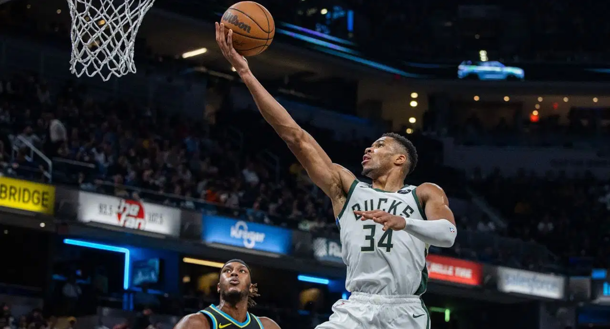 Giannis Antetokounmpo trata de anotar en el partido ante Indiana Pacers/ GETTY IMAGES