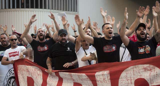 Los Biris se plantan en el entrenamiento del Sevilla y charlan con los jugadores antes del derbi