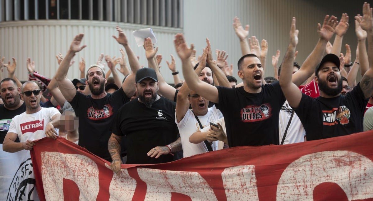 Un grupo de aficionados Biris protesta en el Pizjuán.