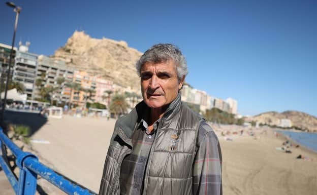 Juande Ramos posa para Relevo en la playa de Alicante.  SALVA FENOLL
