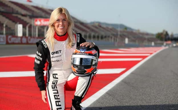 María de Villota con el mono de Marussia F1, tras firmar como piloto de test. Marussia F1