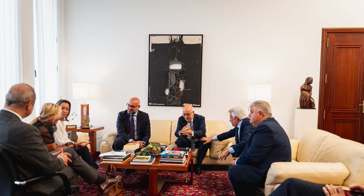 Imagen de la reunión de Pedro Rocha con representantes del Cabildo de Gran Canaria. /Instituto Insular de Deportes de Gran Canaria.