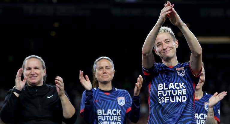 Megan Rapinoe da las gracias a la afición tras clasificarse para la final de la NWSL.