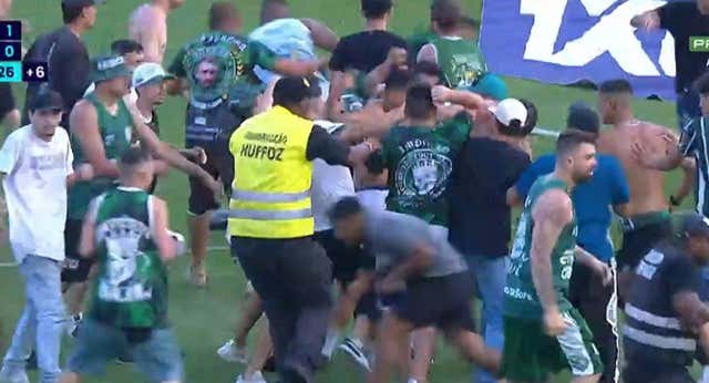 Vergüenza en Brasil: hinchas de Coritiba y Cruzeiro, a palos… con Jesé y Ronaldo como espectadores