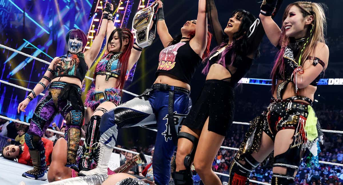 Asuka, Iyo Sky, Bayley, Dakota Kai y Kairi Sane festejan la destrucción que causaron en SmackDown./WWE