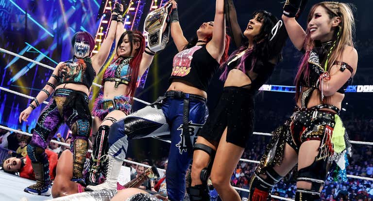 Asuka, Iyo Sky, Bayley, Dakota Kai y Kairi Sane festejan la destrucción que causaron en SmackDown.