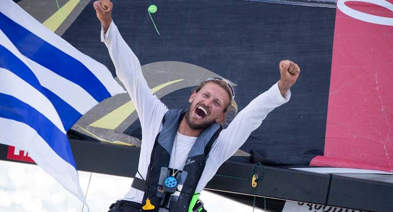 Fede Waskman celebra su histórico triunfo en la Mini Transat.