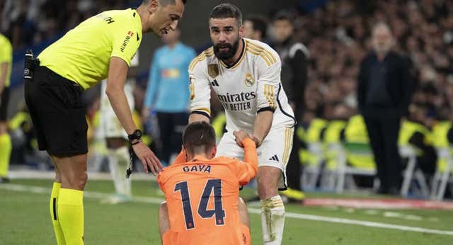 José Gayà se retiró lesionado pero «es solo un golpe» y en principio acudirá con España