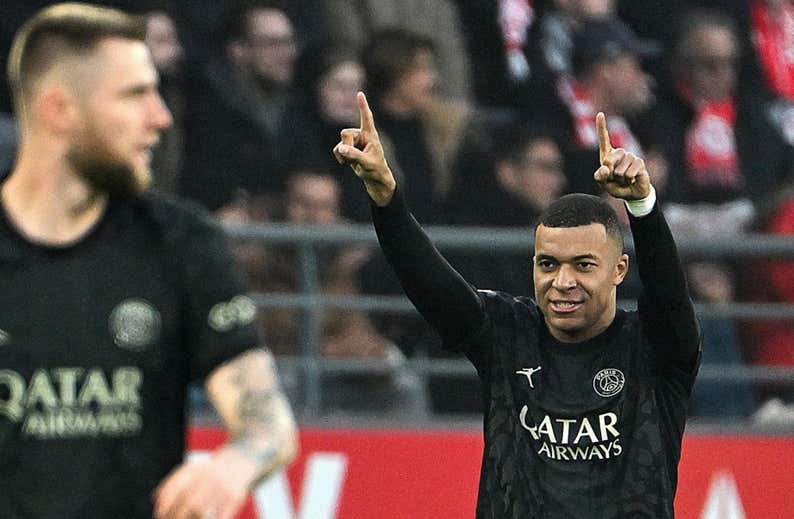 Mbappé le da el liderato al PSG con un hat-trick y Luis Enrique sorprende a todos: «No estoy contento con él»