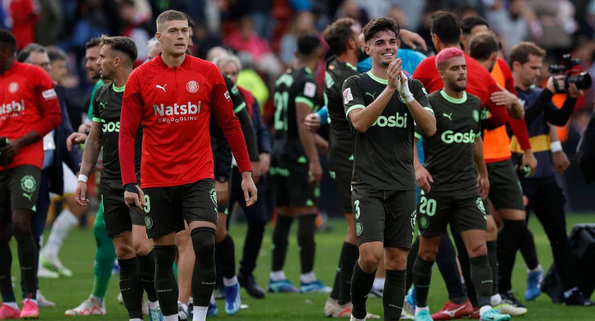Miguel Gutiérrez aplaude a la afición del Girona desplazada a Vallecas. /AFP