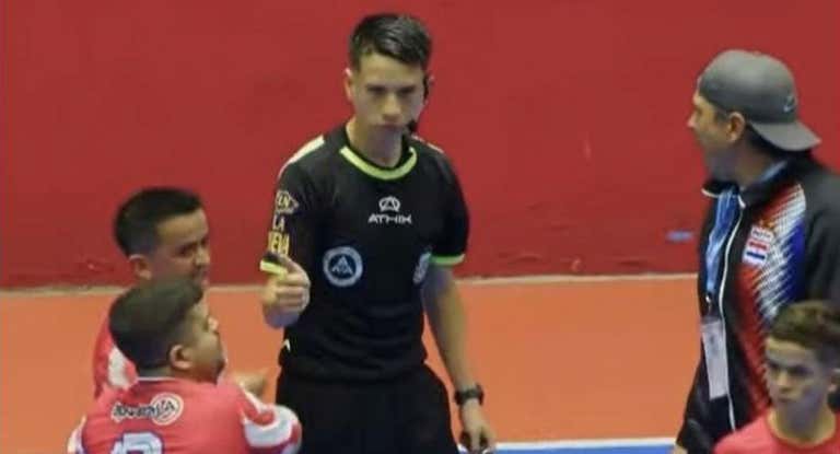 Los jugadores de Paraguay protestan una decisión arbitral en la final del primer Mundial de talla baja ante Argentina.