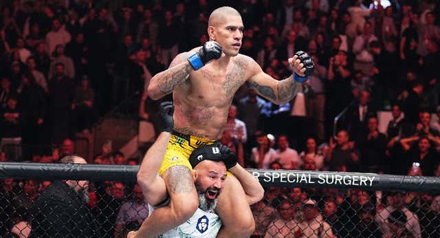 Alex Pereira rompe la historia para celebrar 30 años de UFC: noquea a Prochazka para ser el doble campeón más veloz