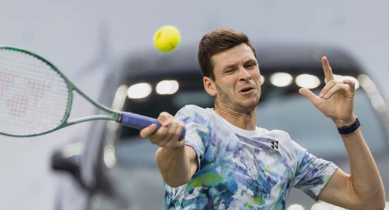 Hubert Hurkacz, el tenista que retiró a Federer, cierra los ojos siempre cuando golpea a la pelota.