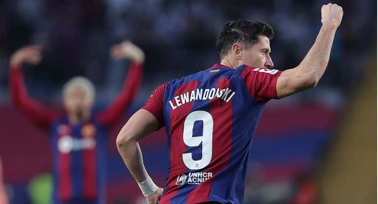 Lewandowski celebra uno de los goles ante el Alavés.