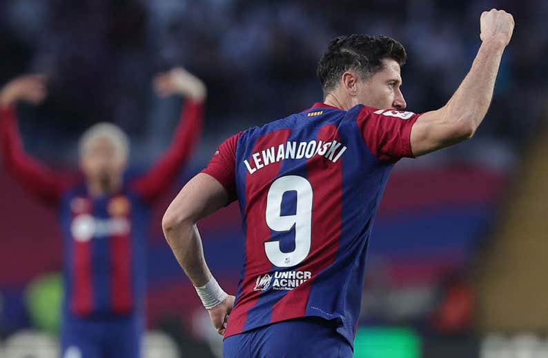 Un doblete de Lewandowski da aire a Xavi