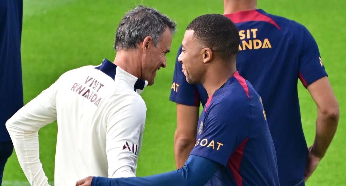 Luis Enrique charlando con Mbappé durante un entrenamiento. /EFE